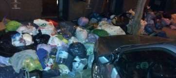 Bolsas de basura apiladas junto a los contenedores en el sector de Eucaliptos I (Foto TA)