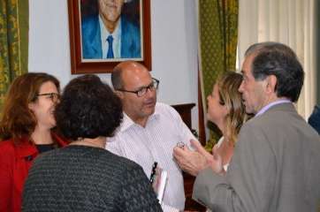 Los ediles muestran su queja a ediles del Gobierno (Foto TA)