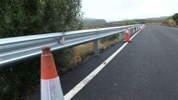 Imagen de la GC-120 a su paso por La Pasadilla con los nuevos guardarrailes (Foto TA)
