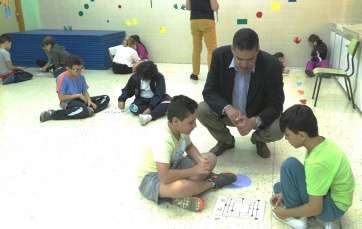 Diego Ojeda, con alumnos del CEIP Pedro Lezcano (Foto TA)