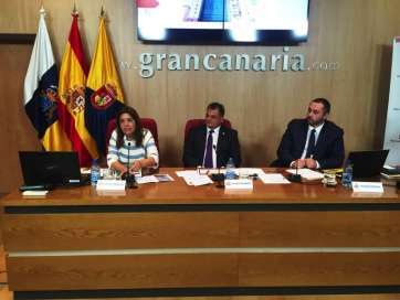 La alcaldesa Carmen Hernández, esta mañana durante su intervención en el foro organizado por el Diputado del Común (Foto TA)