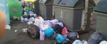 Imagen de estos días de basura acumulada en el entorno de contenedores (Foto TA)