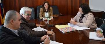 La alcaldesa Carmen Hernández (c) y la concejala de Contratación, Celeste López; compareciendo ante los medios tras una Junta de Gobierno (Foto TA)