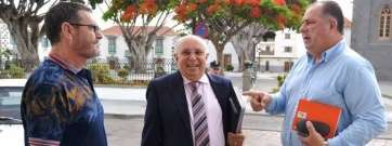 Trujillo, en el centro de la imagen, junto a los ediles Juan Martel (d) y Gregorio Viera, durante una visita a Telde (Foto TA)