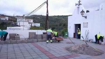 Operarios municipales, ayer en la plaza de La Gavia (Foto TA)