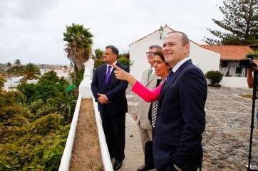 La alcaldesa y el cronista de Telde con los alcaldes de La Laguna y Las Palmas de Gran Canaria, en el mirador de San Francisco (Foto TA)