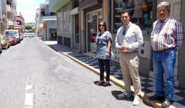 Saraiba Leal (i) y Alejandro Ramos (c), esta mañana junto al jefe de servicio de Vías y Obras en la calle San Diego (Foto TA)