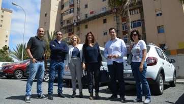 Hernández y Ramos, junto a otros técnicos y personas vinculadas a las obras, hoy, en Jinámar (Foto TA)