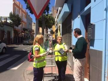 Operarias que trabajan en el proyecto, junto al edil Eloy Santana (Foto TA)