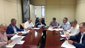 El edil Juan Martel (primero por la derecha) representó a Telde en el encuentro con el consejero Trujillo (Foto TA)