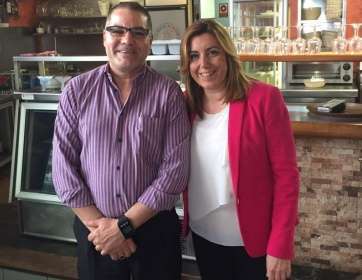 Susana Díaz con Cristo Cruz, titular del negocio (Foto TA)