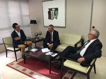 Pablo Rodríguez, con Agustín Manrique de Lara y José Cristóbal García (Foto TA)