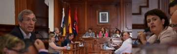 Guilermo Reyes y Celeste López, a ambos lados de la sala con la presidencia del Pleno soriendo por una intervención (Foto TA)