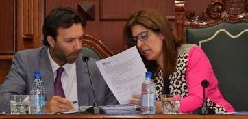 Carmen Hernández, consultando un documento con el secretario Ángel Sutil (Foto TA)