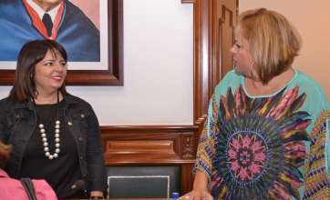 Gloria Cabrera (i), conversando con Mari Carmen Castellano (d) esta mañana antes del Pleno municipal (Foto TA)