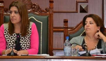 Paloma Goig (d) junto a la alcaldesa Carmen Hernández (i) durante el último Pleno municipal (Foto TA)