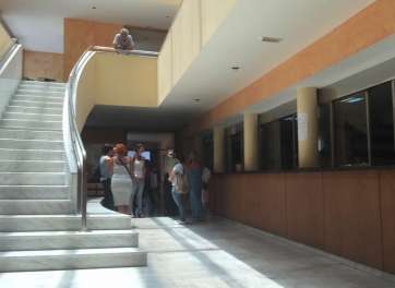 Un grupo de ciudadanos, esta mañana esperando en las oficinas municipales de San Juan (Foto TA)