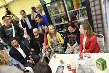 La ministra en funciones Ana Pastor (d), durante su visita a Jinámar (Foto Acfi Press)