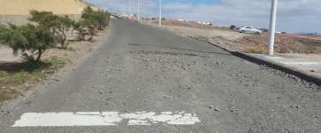 Imagen de uno de los numerosos baches de la carretera de Taliarte (Foto TA)