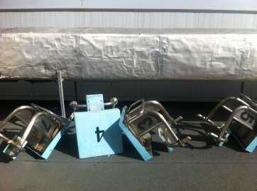 Imagen de los poyetes de natación depositados en la cubierta del Paco Artiles (Foto TA)