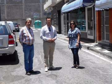 Los ediles del PSOE, Alejandro Ramos (c) y Saraiba Leal (d), en una de las calles que será asfaltada (Foto TA)