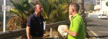 El concejal Eloy Santana atiende a un vecino de Telde (Foto TA)