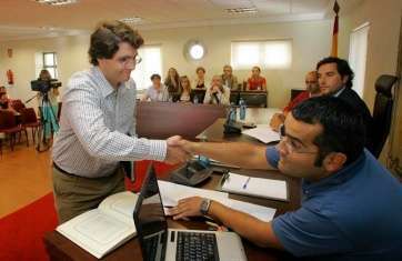 Sentado y con traje oscuro, Juan Esteban Méndez Leiva (Foto Multimedia)