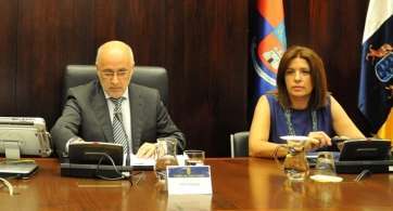 Carmen Hernández (d), en una imagen de archivo junto al presidente grancanario Antonio Morales (i) (Foto Acfi Press)