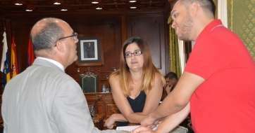 La concejala Esther González, junto a Agustín Arencibia (i.) y Guillermo Eugenio (d.) (Foto TA)