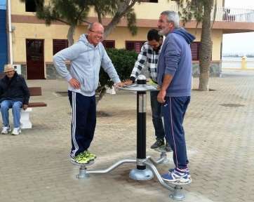 Un grupo de usuarios disfruta de los nuevos aparatos biosaludables en la costa de Clavellinas (Foto TA)