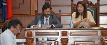 La alcaldesa Carmen Hernández, durante su intervención sobre La Mareta (Foto TA)