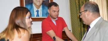 Los ediles afines a Podemos hablan con el concejal nacionalista Agustín Arencibia, minutos antes del Pleno (Foto TA)