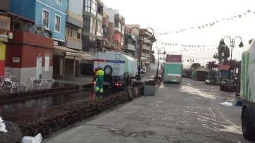Un operario de Limpieza baldea la avenida de Melenara (Foto TA)