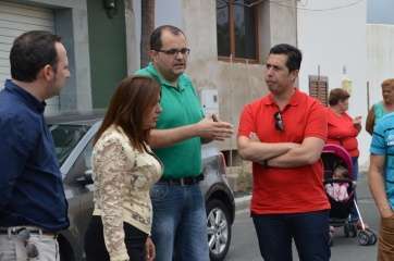 Imagen de archivo de la visita institucional al núcleo poblacional de La Majadilla (Foto TA)