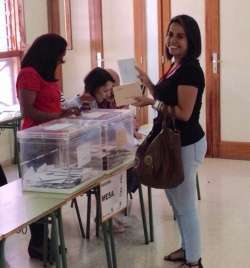 La concejala socialista Saraiba Leal, ayer en el momento de su votar en su colegio electoral (Foto TA)