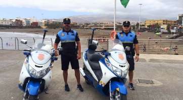 Dos de los cuatro agentes de la unidad, durante una patrulla por el antiguo muelle de Melenara (Foto TA)