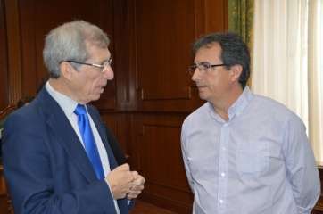 Artiles, en una sesión plenaria reciente, charla con Guillermo Reyes, de UxGC (Foto TA)