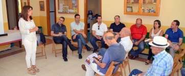 La alcaldesa explica la gestión del Ejecutivo local en la reunión de este jueves en Caserones Altos (Foto TA)