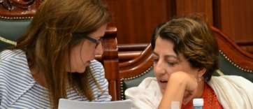 Paloma Goig (d) junto a la alcaldesa Carmen Hernández (i) durante un Pleno municipal (Foto TA)