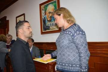 Sonsoles Martín (PP) y Juan Antonio Peña (UxGC), en un Pleno reciente (Foto TA)