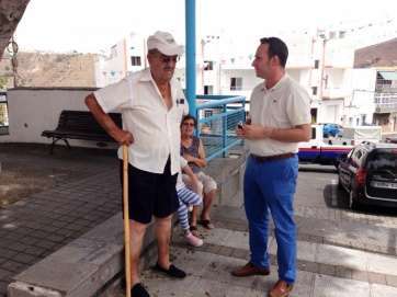 El concejal charla con un vecino en Lomo Magullo (Foto TA)