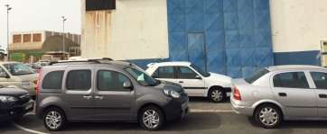 Imagen de varios vehículos obstaculizando la entrada y salida a una de las naves del recinto (Foto TA)