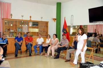 Imagen del grupo de Gobierno local en la asamblea que ayer se celebraba con los vecinos de Caserones (Foto TA)