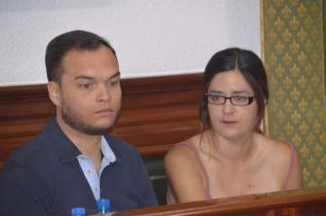 Los dos ediles afines a Podemos (Foto TA)