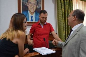 Los dos ediles afines a Podemos charlan con el concejal nacionalista Agustín Arrencibia (Foto TA)