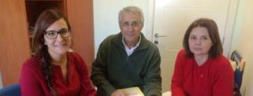 Esther Santiago, a la derecha, junto al presidente de la Fundación Yrichen y de la concejala del área, Natalia Santana (Foto TA)