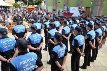 Agentes de la Policía Local y Canaria en un acto institucional (Foto TA)