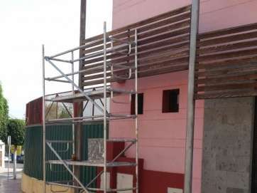 Trabajos en la fachada del local social de El Roque Azucarero (Foto TA)