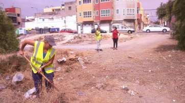 Limpieza del vertedero incontrolado en El Goro, próximo al colegio público (Foto TA)