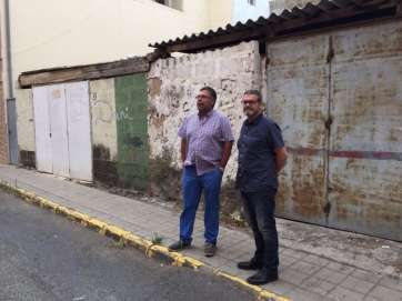 El concejal Gregorio Viera y el técnico municipal Pedro Zerpa, ayer en el sector de El Cascajo de Jinámar (Foto TA)